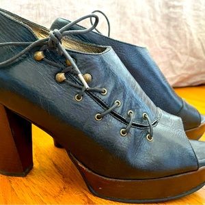 Gorgeous Fluevog Lace Up Platform Sandals 👠🖤